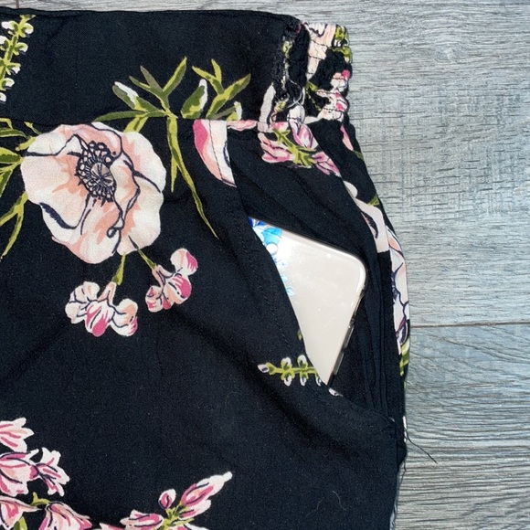 Wide leg floral pants with stretch on the backs. Plus pockets - Picture 7 of 9